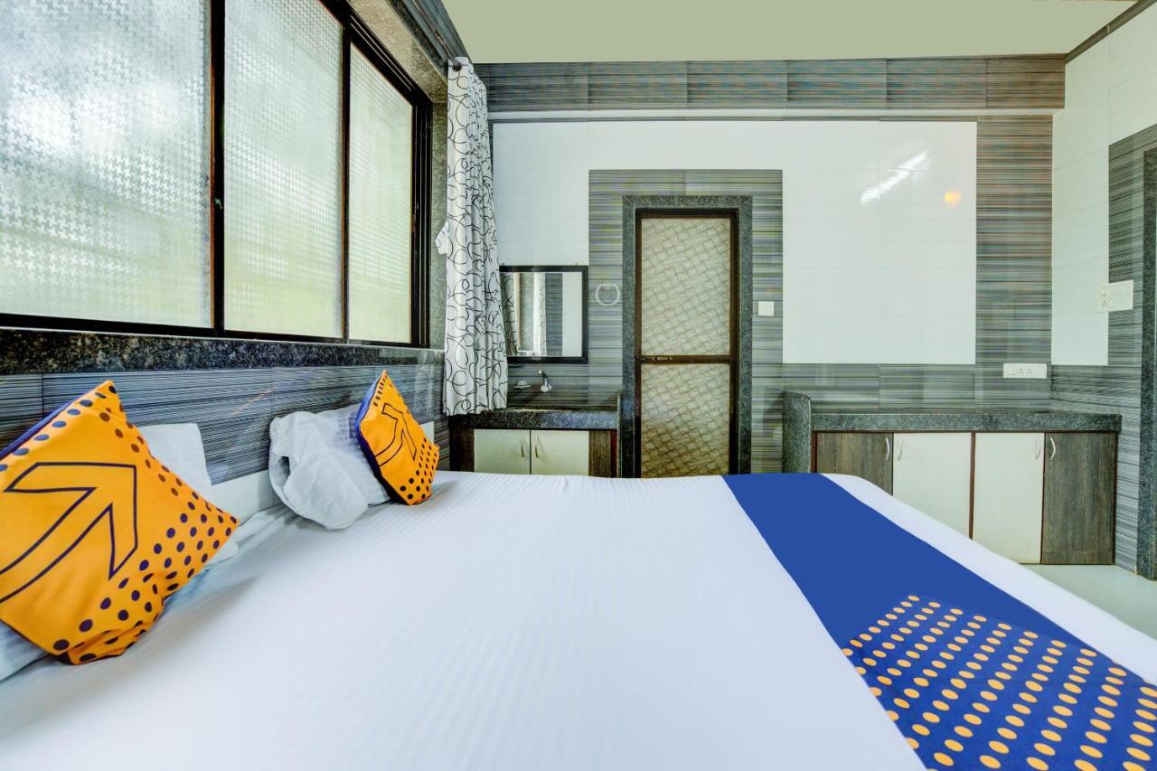 Spot On 63917 Hotel Dolphin Garden โกลาด ภายนอก รูปภาพ